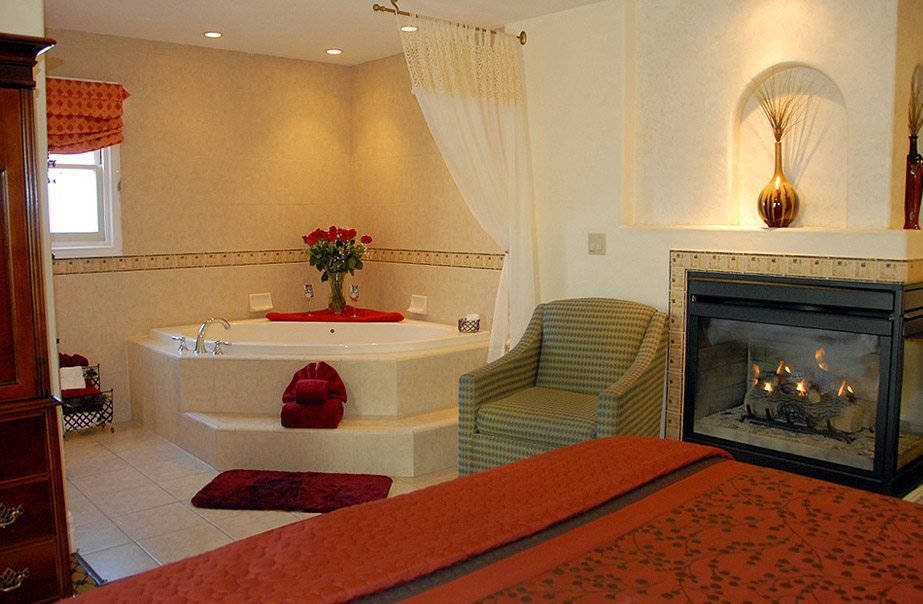 Deluxe King + Whirlpool Tub The Eagle Inn